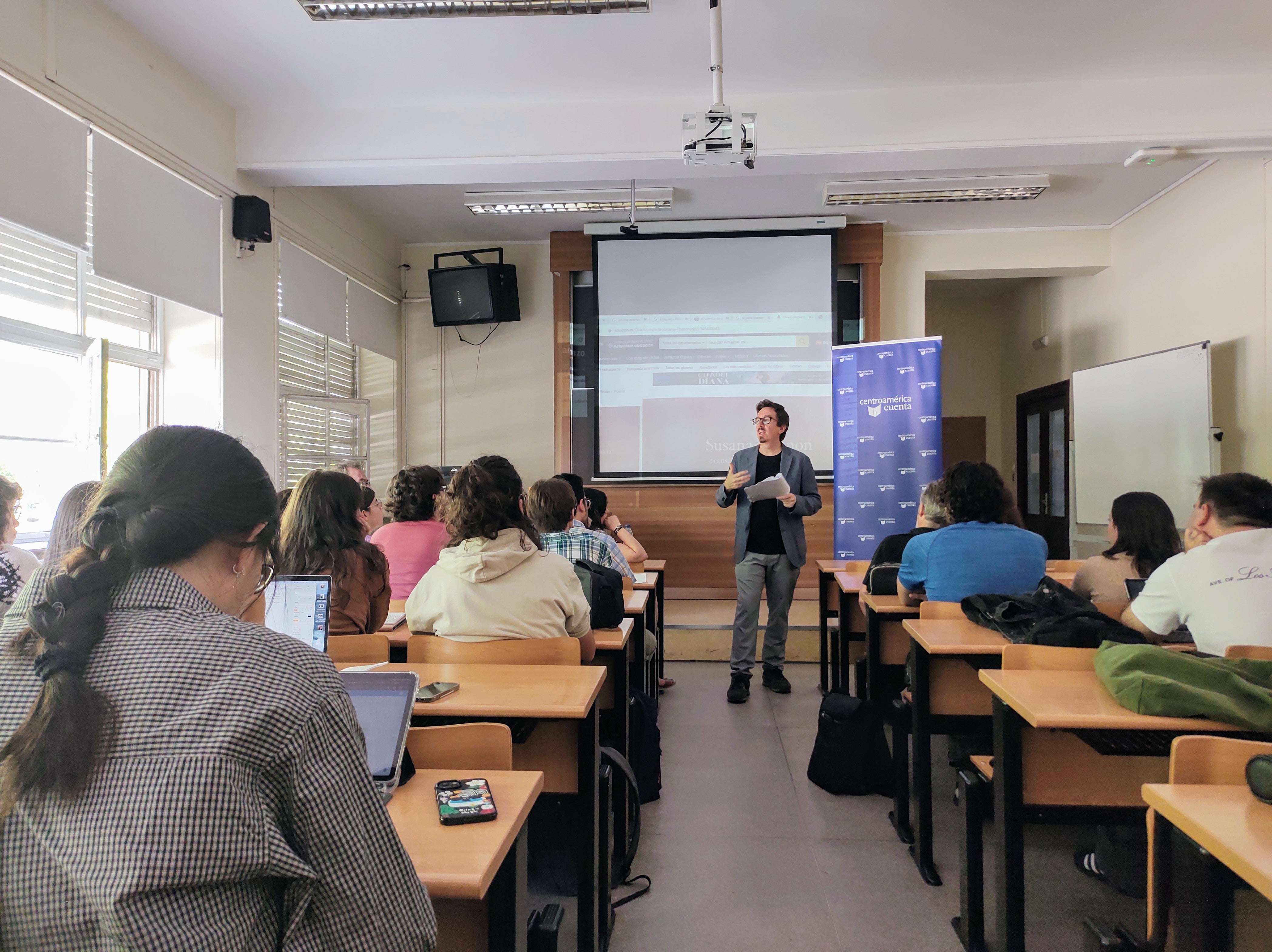 Pedro Mairal conversa con estudiantes durante su visita a la UCM 