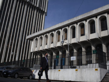 Ascenso y descenso a la torre de los tribunales