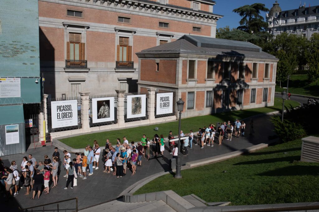 Fila de los visitantes a la espera de su entrada al Museo del Prado | Fotografía por Isabel Permuy